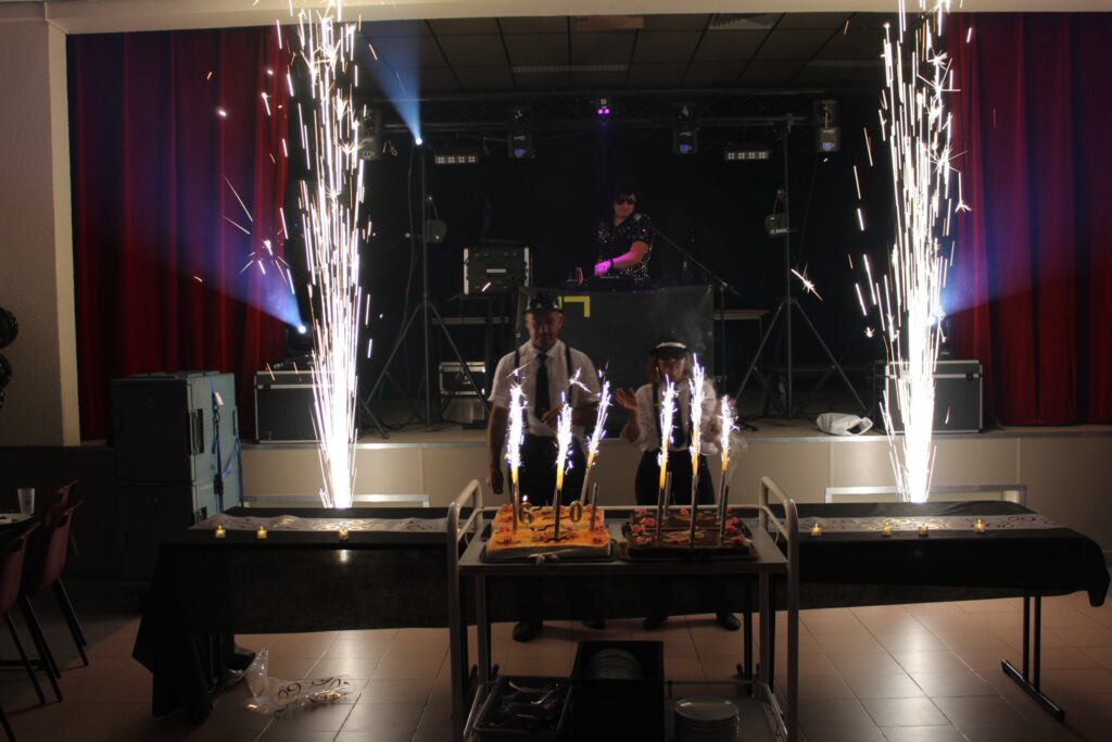 Fontaines d'étincelles froides autour d'un gâteau d'anniversaire, DJ event17 en arrière-plan